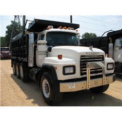 2000 MACK RD690S TRI-AXLE DUMP