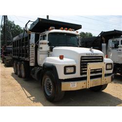 2000 MACK RD690S TRI-AXLE DUMP