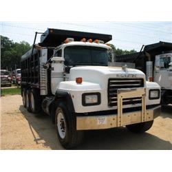 2000 MACK RD690S TRI-AXLE DUMP
