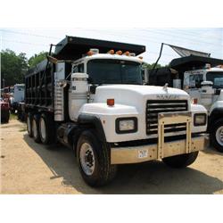 2000 MACK RD690S TRI-AXLE DUMP