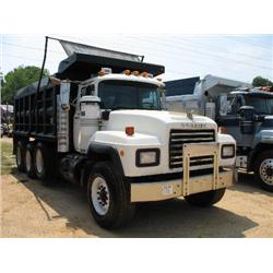 2000 MACK RD690S TRI-AXLE DUMP