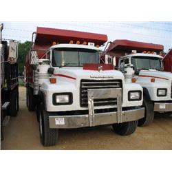 2000 MACK RD690S TRI-AXLE DUMP