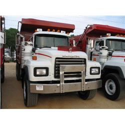 2000 MACK RD690S TRI-AXLE DUMP