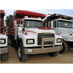 2000 MACK RD690S TRI-AXLE DUMP