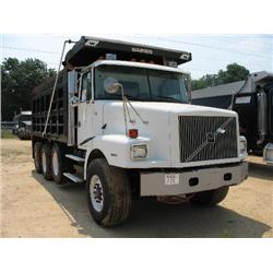 2000 VOLVO WG64 TRI-AXLE DUMP