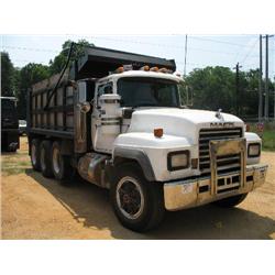 1996 MACK R688S TRI-AXLE