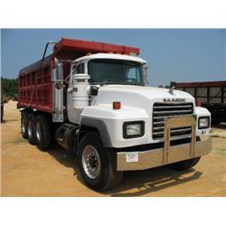 1995 MACK RD690S TRI-AXLE DUMP