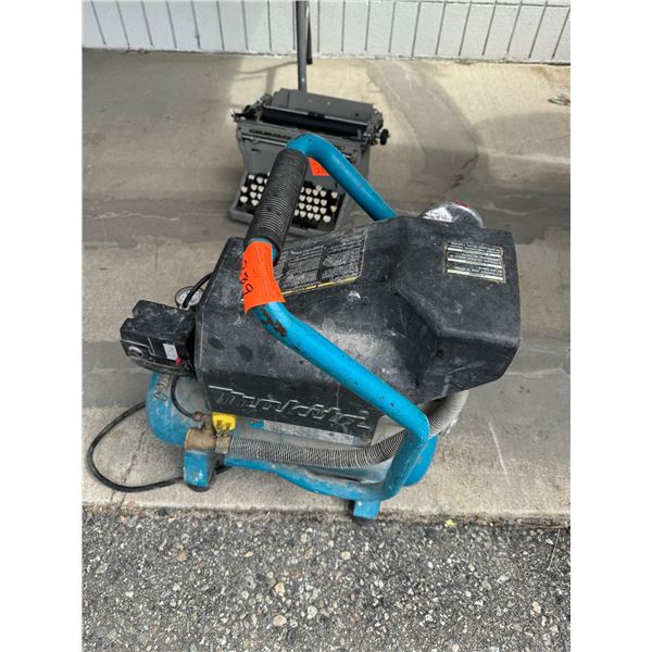 Makita MAC700 2.6 Gallon Air Compressor-- Runs
