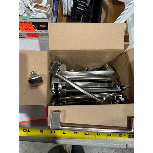 Knobs and drawer pulls