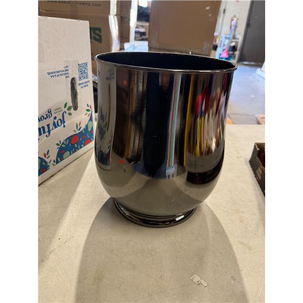 Planter/wastebasket/decor