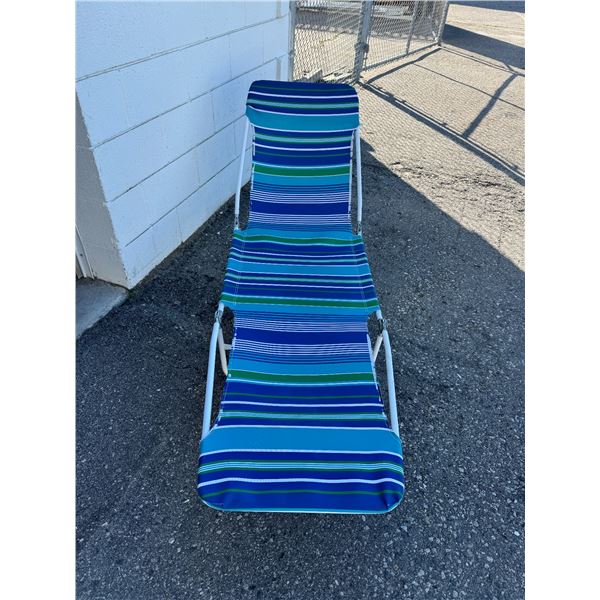 Folding lounge chair