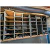 Image 2 : LOT: CHAMBRE DU TECHNICIEN (PIECES DES PORTABLES, BRACKETS, VISES, TELEVISEURS DE QUALITE INCONNU, C