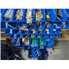 Image 8 : LOT: CHAMBRE DU TECHNICIEN (PIECES DES PORTABLES, BRACKETS, VISES, TELEVISEURS DE QUALITE INCONNU, C