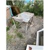 Image 1 : Metal table