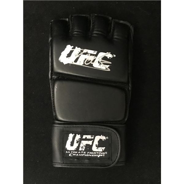 TAREC SAFFEDOINE SIGNED UFC FIGHT GLOVE (GCG HOLO)