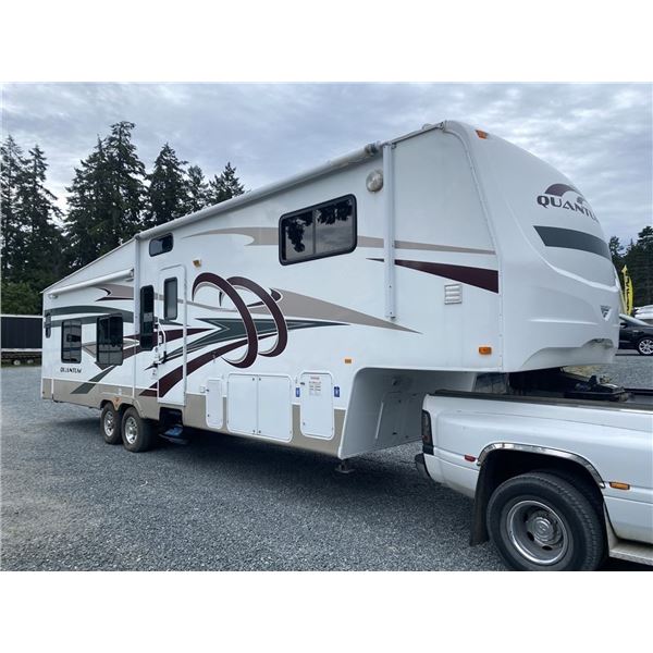0C --  2009 QUANTAM BY FLEETWOOD 5TH WHEEL 38FT WHITE/BURGUNDY