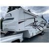 Image 7 : 0C --  2009 QUANTAM BY FLEETWOOD 5TH WHEEL 38FT WHITE/BURGUNDY