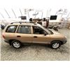 Image 12 : A12C --  2002 HYUNDAI SANTA FE GL GOLD 213088 KMS