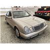 Image 9 : A12D --  1999 MERCEDES E320 GOLD 179603 KMS