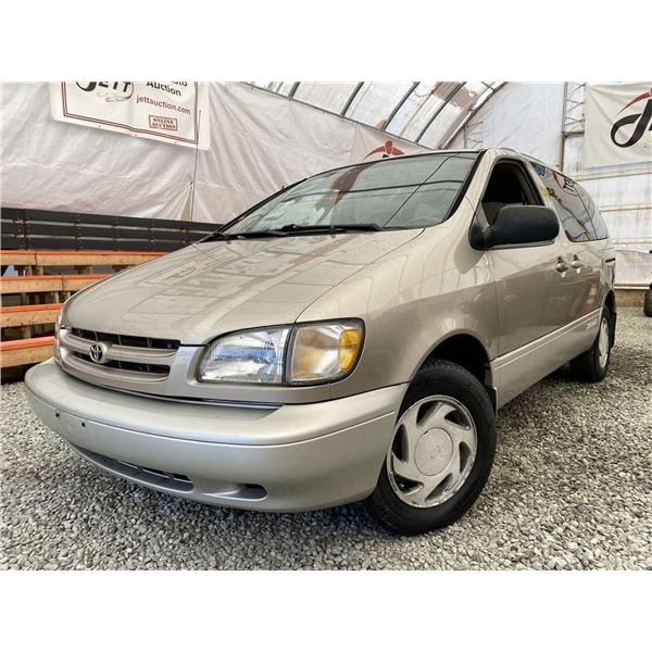 A12M --  2000 TOYOTA SIENNA GOLD 212077 KMS