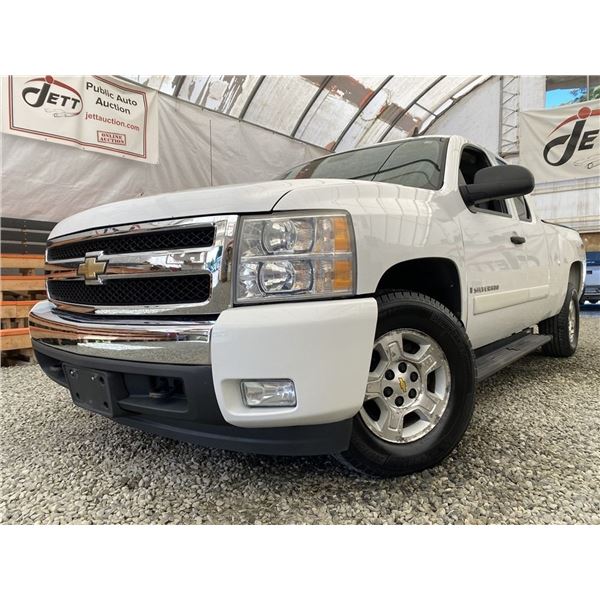 F6A --  2008 CHEVROLET SILVERADO LT 4X4 WHITE 256684 KMS