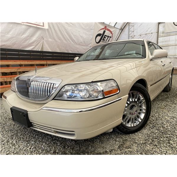 A1 --  2003 LINCOLN TOWN CAR WHITE 170191 KMS "NO RESERVE"
