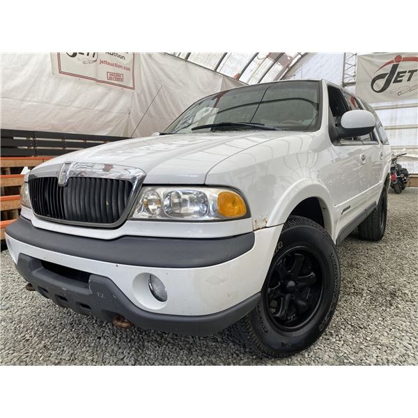 A2 --  1998 LINCOLN NAVIGATOR WHITE 358956 KMS