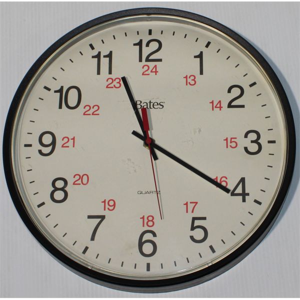 BATES 12 1/2" WALL CLOCK - WORKING - BATTERY OPERATED