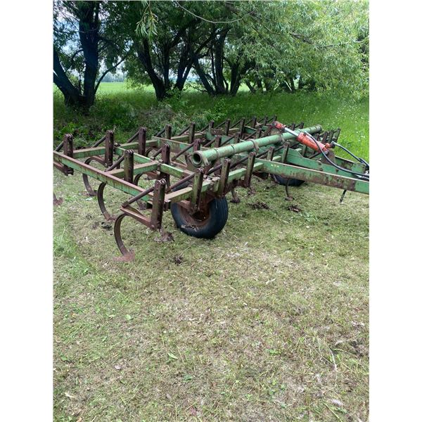 JD Approx. 16 ft Cultivator c/w hyd. Cyl.