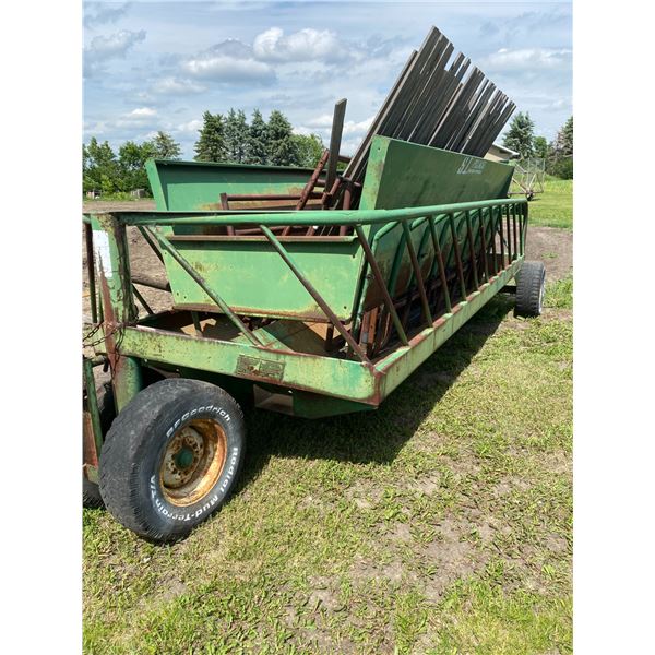 Green portable silage bale feeder