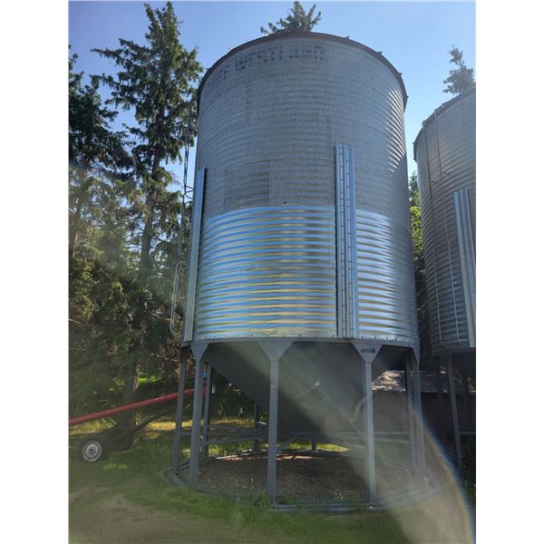 Chief Westland 6-Ring, 3400 Bu hopper bottom c/w lid opener & ladder, triple skid. To be Moved by No