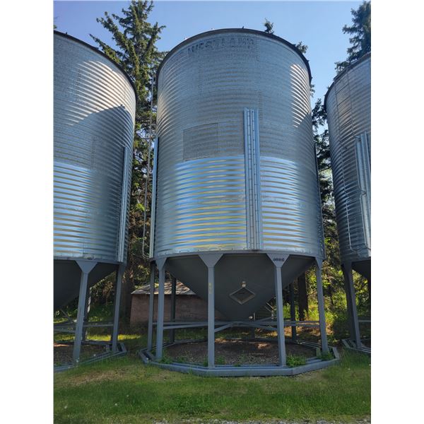 Chief Westland 6-Ring, 3400 Bu hopper bottom c/w lid opener & ladder, triple skid. To be Moved by No