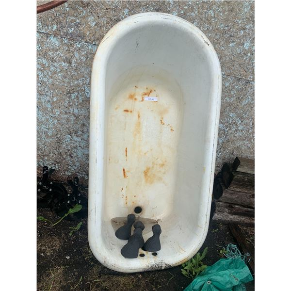 Enamel Coated Steel Tub w Cast Iron Decorative Feet