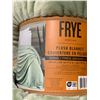 Image 2 : Frye Plush Blanket 112" x 92"