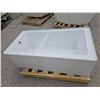 Image 2 : Produits Neptune ALBANA white acrylic bathtub with left hand drain, see damage in photos 60"x30"20" 