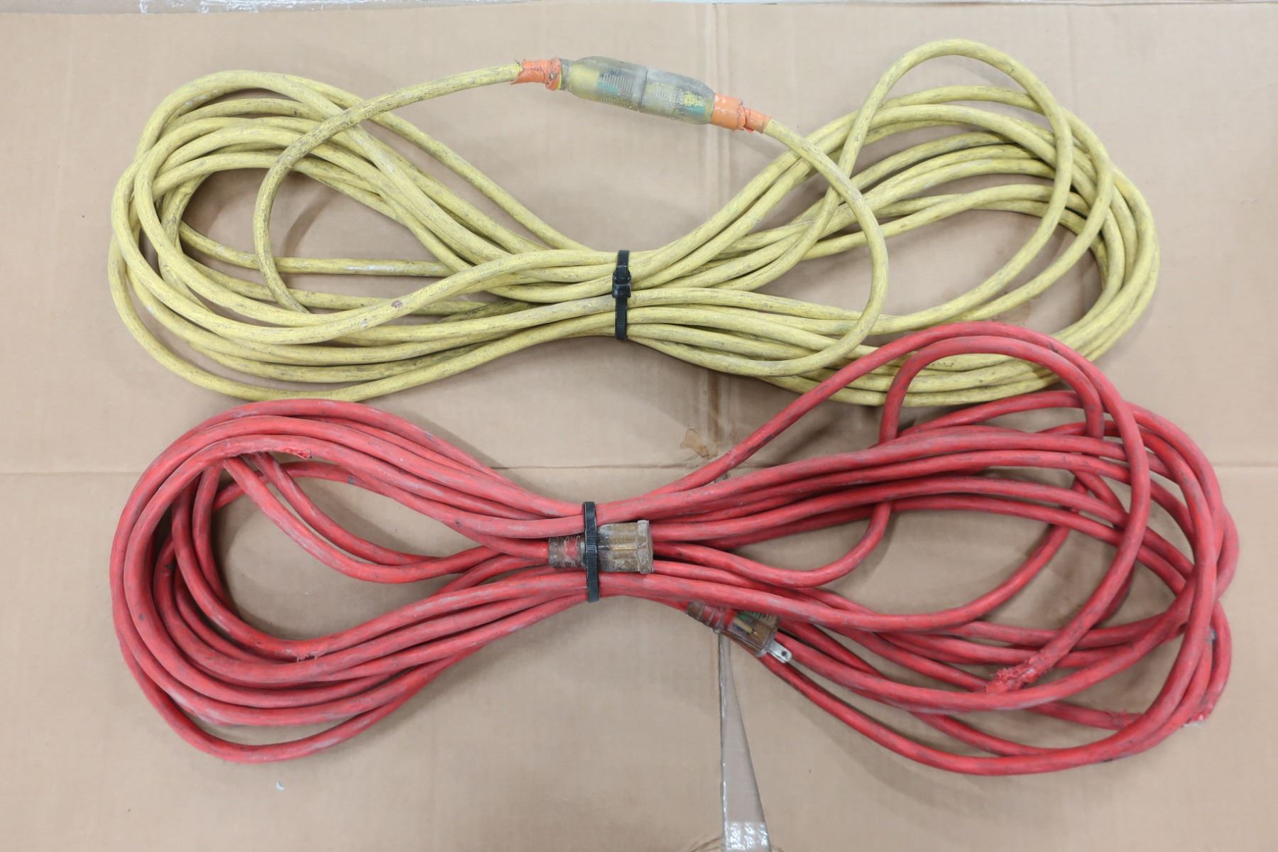 LOT DE 2 RALLONGES ÉLEC. - Continental Auctioneers