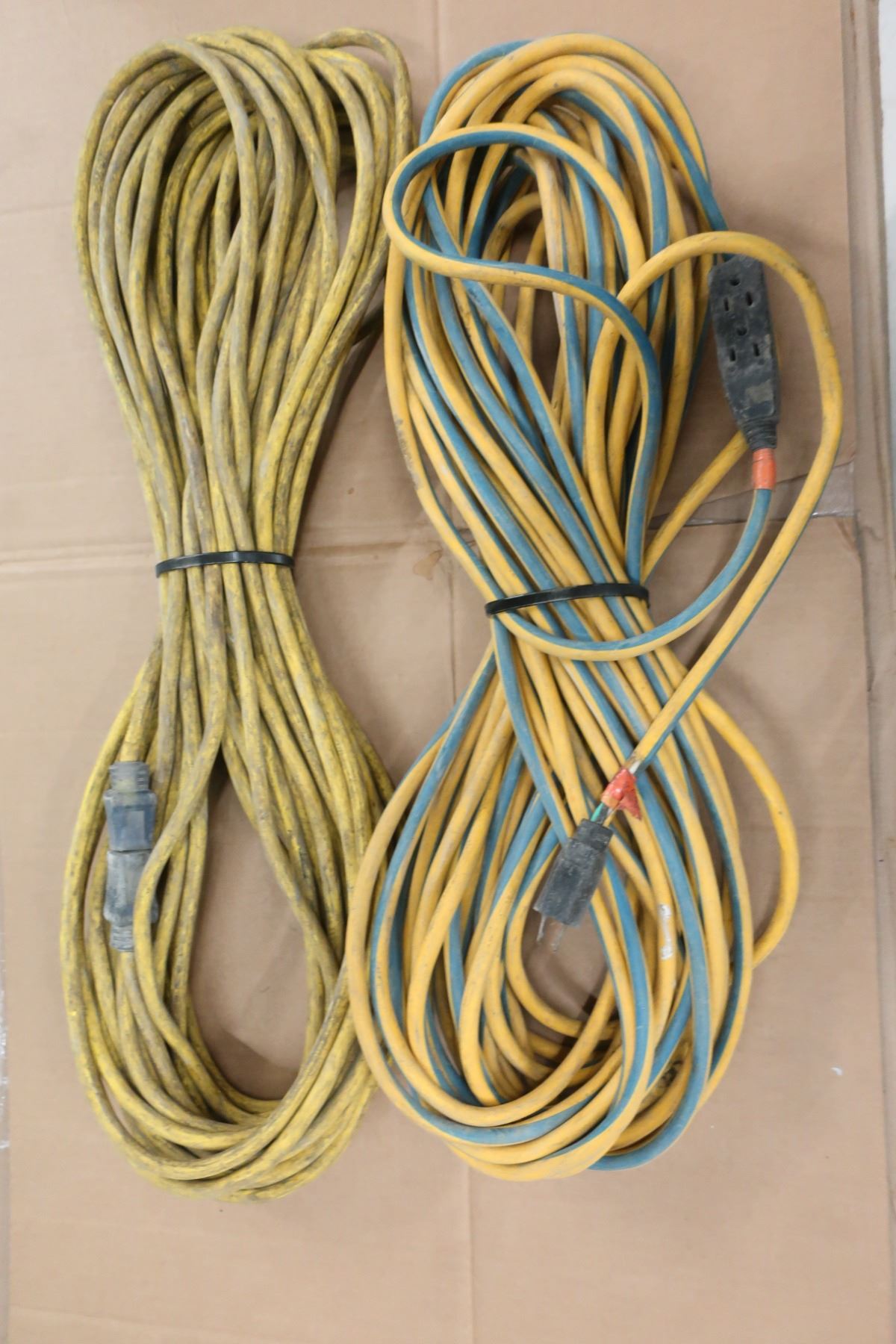 LOT DE 2 RALLONGES ÉLEC. - Continental Auctioneers