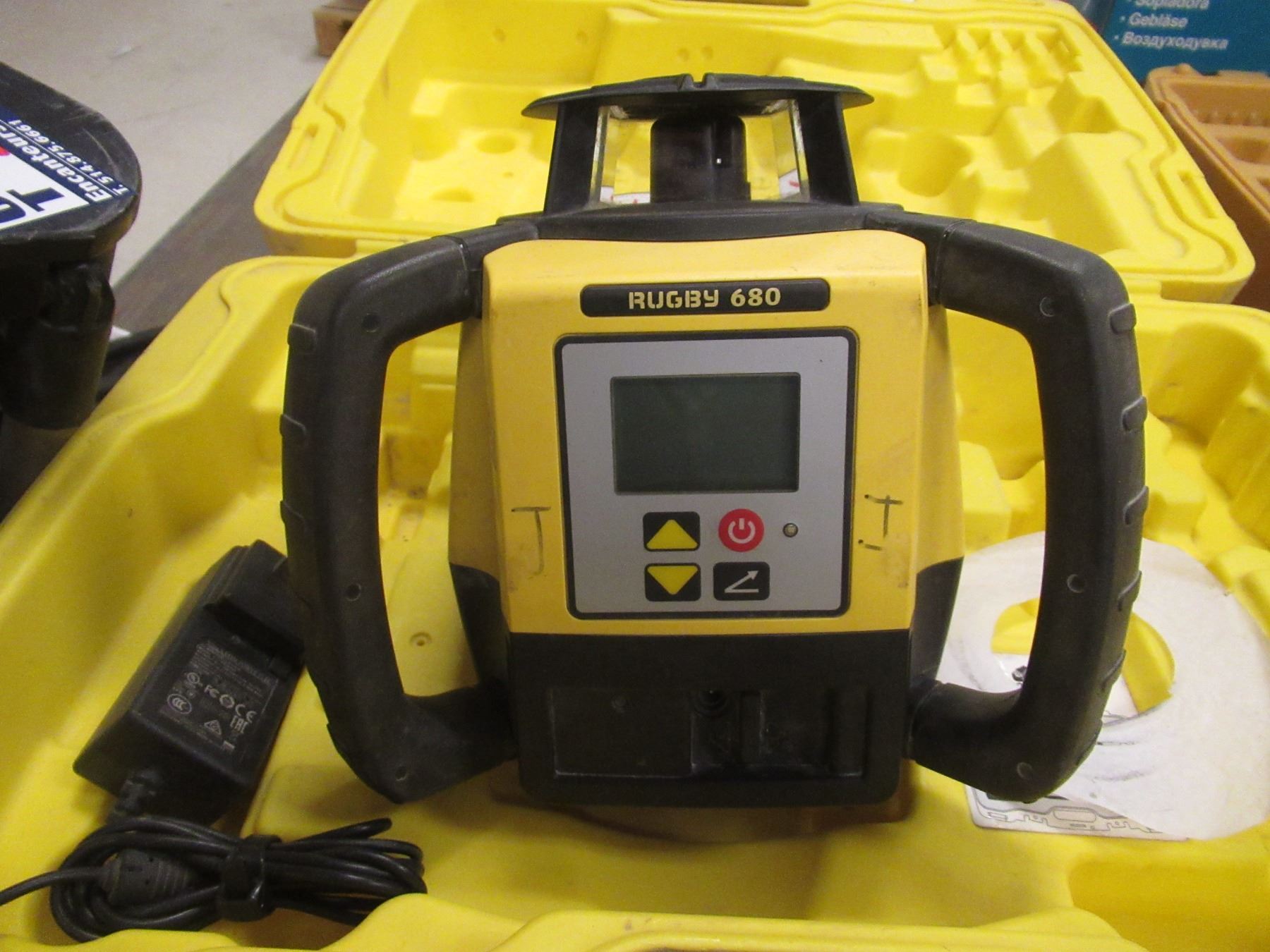 Laser Process Rugby LASER ROTATIF RUGBY 680, A/ COFFRE ET TRÉPIED - Continental Auctioneers