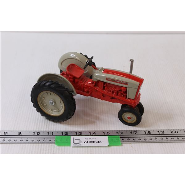 Ford Model 901 1:16 Scale Toy Tractor