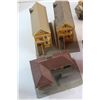 Image 2 : (8) House Models - Train Track Décor