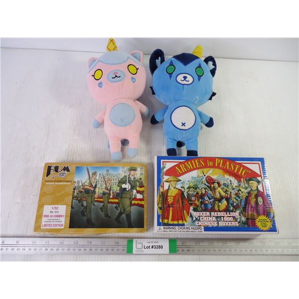 (2) Funneh Plush Plush, Army model and Box of Armies in Plastic