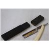 Image 2 : Vintage Straight Edge Razor & Razor Set in Leather Case