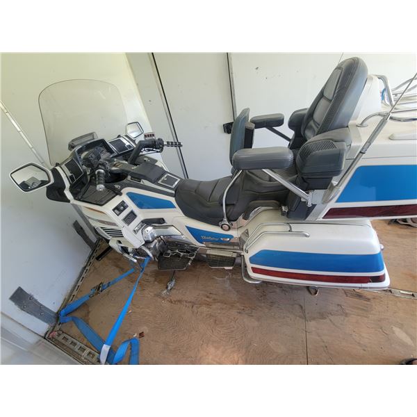 1993 Honda 1500 Goldwing Motorcycle, showing 37804 miles, gas, fully loaded, runs, SN.1HFSC2237PA500