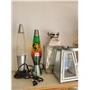 Image 1 : 2 lava lamps and candle holders.