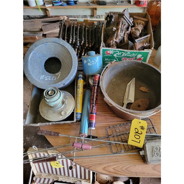 Cast iron pot, assrt. Décor and misc.