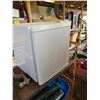 Image 5 : Bench grinder, hitch, fridge & stand