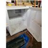 Image 6 : Bench grinder, hitch, fridge & stand