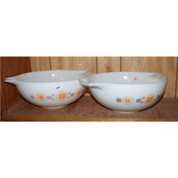 PYREX SET OF TWO FOUR QUART MIXING BOWLS