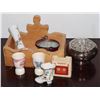 Image 1 : SMALL WOOD PLANTER BOX FILLED WITH COLLECTIBLES