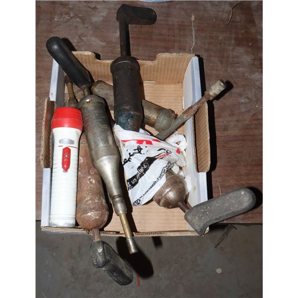 LOT OF ANTIQUE/ VINTAGE GREASE GUNS AND FLASHLIGHT